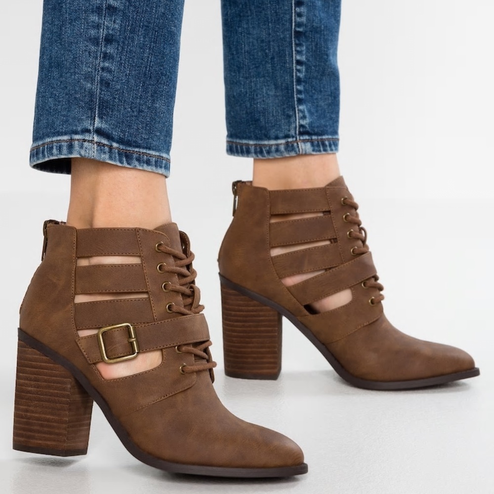 Madden Girl Marv Block Heeled Booties Size: 5.5M